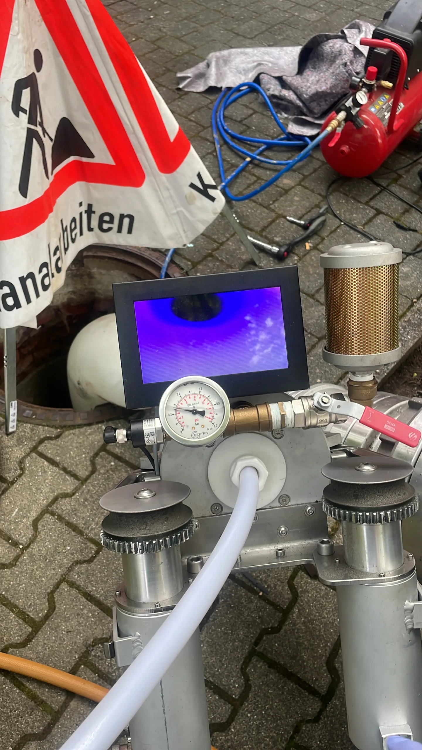 Rohr- und Kanaltechnik in Weeze, Meisterbetrieb Lukas Möhring, Experten für Rohrreinigung und Kanalsanierung, Kanalinspektion mit Kameratechnologie, 24-Stunden-Notdienst Rohrtechnik, Kevelaer, Geldern, Goch, Kleve, Xanten, Kalkar, Uedem, Moers, Issum, Rees