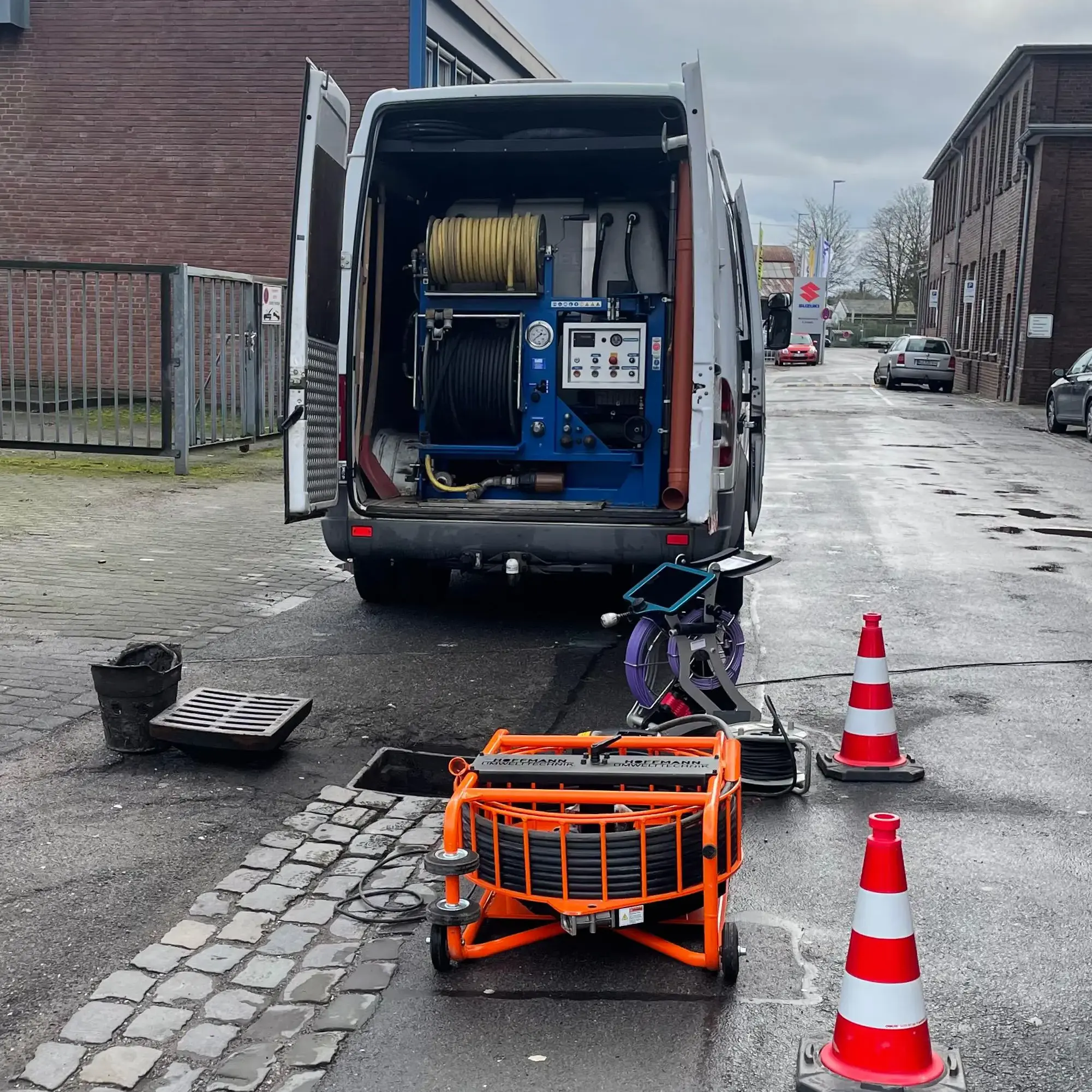 Rohr- und Kanaltechnik in Weeze, Meisterbetrieb Lukas Möhring, Experten für Rohrreinigung und Kanalsanierung, Kanalinspektion mit Kameratechnologie, 24-Stunden-Notdienst Rohrtechnik, Kevelaer, Geldern, Goch, Kleve, Xanten, Kalkar, Uedem, Moers, Issum, Rees